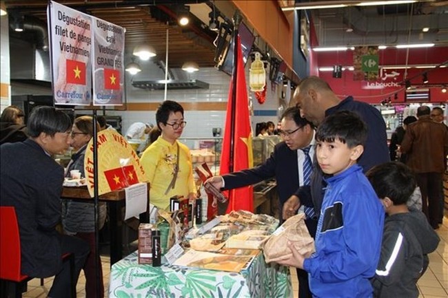 Vietnamese agricultural products are introduced to Algerian consumers. (Photo: VNA)