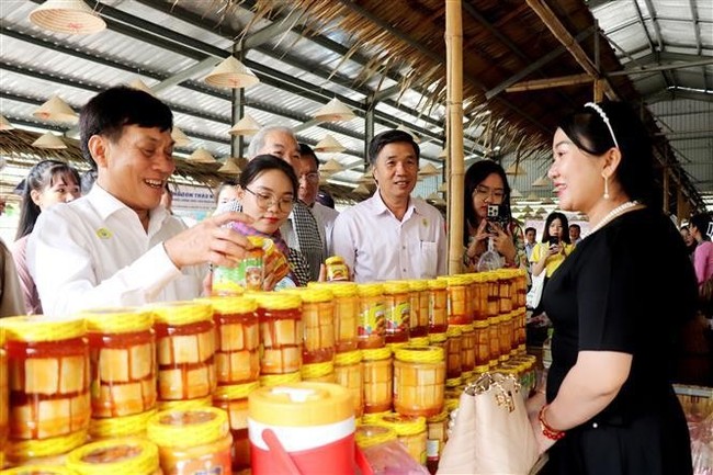 A site for introducing and selling OCOP products is launched in the village. (Photo: VNA)