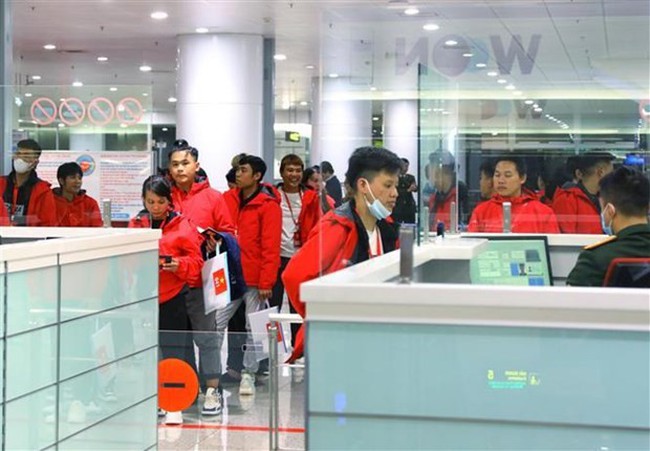 Vietnamese citizens repatriated from Myanmar handle entry procedures at Noi Bai International Airport in Hanoi on early December 5. (Photo: VNA)