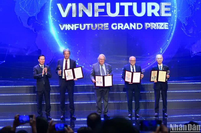 President Vo Van Thuong (left) presents the main prize of the 2023 VinFuture Prize to winning scientists. (Photo: NDO)