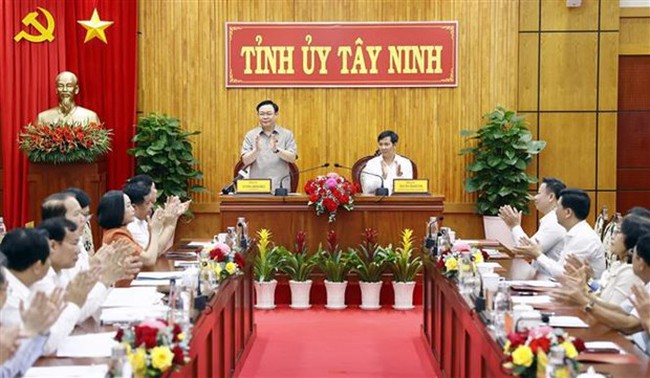 Chairman of the National Assembly Vuong Dinh Hue speaks at the working session with the Standing Board of the Party Committee of Tay Ninh province. (Photo: VNA)
