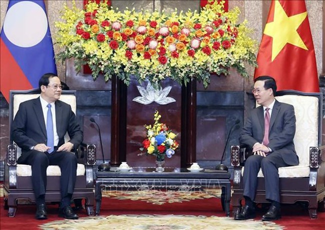 Vietnamese President Vo Van Thuong (R) hosts visiting Lao Prime Minister Sonexay Siphandone in Hanoi on January 6 (Photo: VNA)