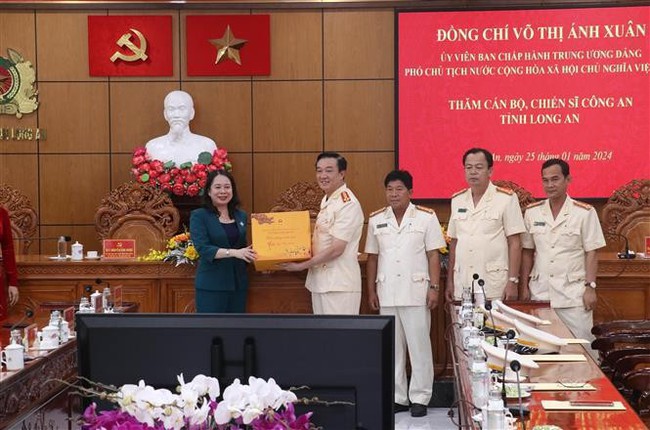 Vice President Vo Thi Anh Xuan presents gifts to Long An's public security force (Photo: VNA)