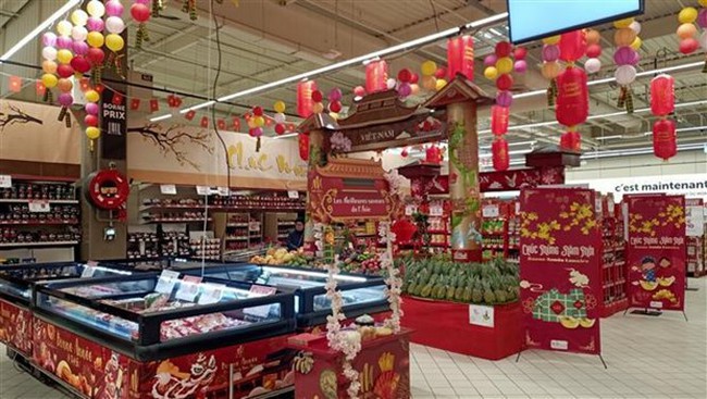 Vietnamese products are sold at the Carrefour hypermarket in the Westfield Carré Sénart shopping centre in Seine-et-Marne province, Île-de-France. (Photo: VNA)