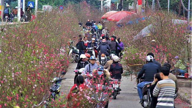Tet markets are imbued with typical traditional cultural values of countryside areas. (Photo: hanoimoi.vn)