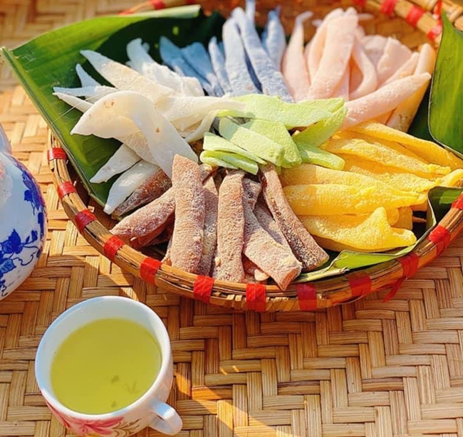 Amidst the festive year-end atmosphere, to give more meaning to Tet – the longest and biggest holiday in the country, quite a few have taken matters into their own hands by making traditional Tet treats such as candied fruits and sweets.  (Source: tuoitrethudo.com.vn)