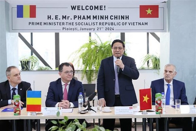 PM Pham Minh Chinh speaks at the meeting with officials of Prahova and the Romanian county's Chamber of Commerce and Industry on January 21. (Photo: VNA)