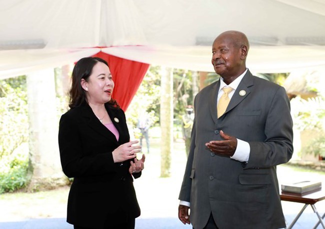 Vice President of Vietnam Vo Thi Anh Xuan (left) talks to President of Uganda Yoweri Museveni in Kampala on January 20. (Photo: VNA)
