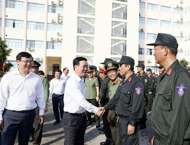 President Vo Van Thuong and the police force of Dong Thap Province. (Photo: VNA)