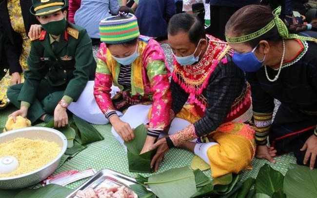 Participants at the event will gather to make ‘banh chung’ (square glutinous rice cake), an indispensable dish of Vietnamese people during Tet Festival.