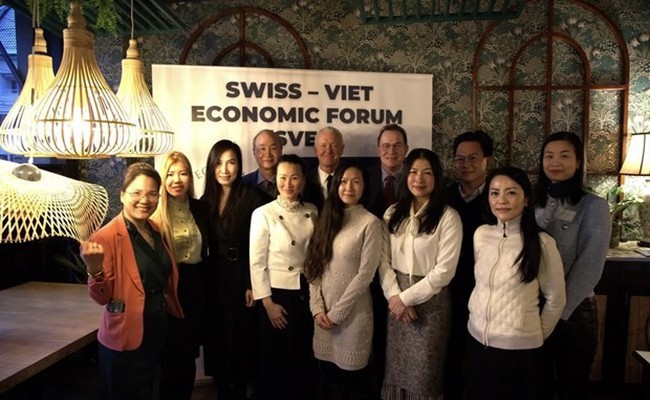 Vietnamese Ambassador to Switzerland Phung The Long and the management board of the Swiss-Viet Economic Forum pose for a group photo. (Photo: VNA)