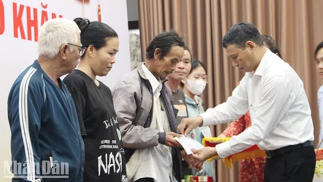 Tet gifts presented to needy people in Da Nang. (Photo: NDO)