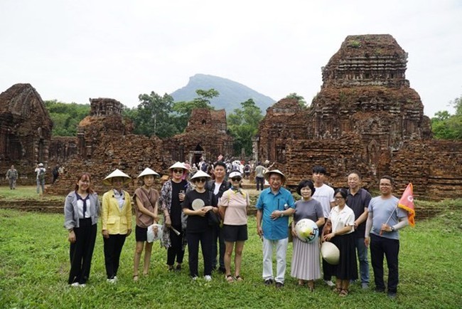 A group of RoK tourists visit the My Son World Cultural Heritage on September 2, 2023 (Photo: VNA)