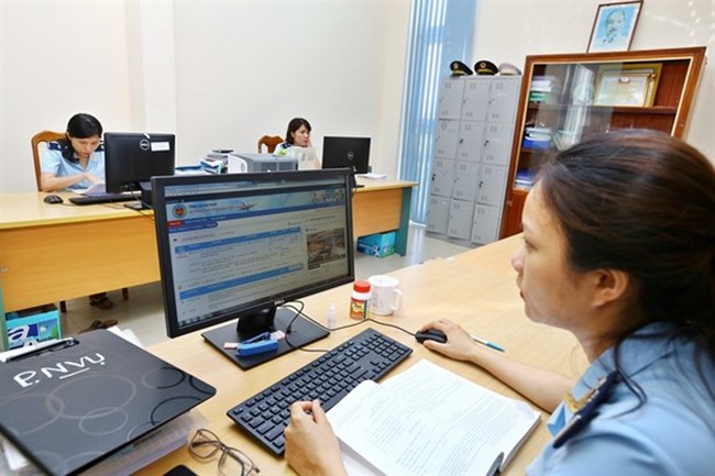Quang Binh Customs Department's staff works on VNACCS/VCIS system. (Photo: VNA)