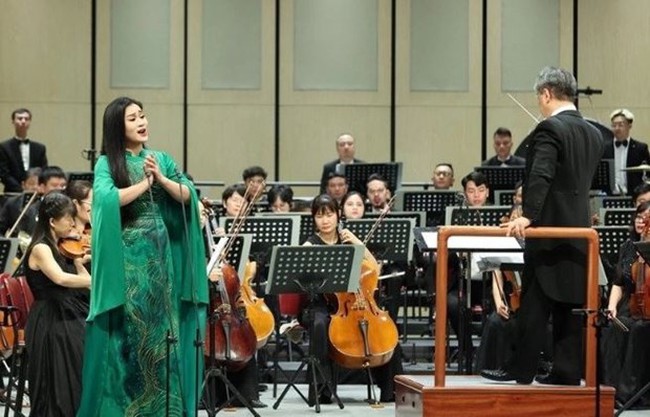 Vietnamese singer Dao To Loan performs with the Vietnam National Symphony Orchestra. (Photo: VOV)