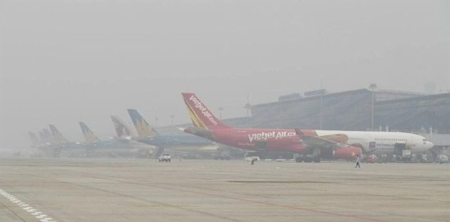 The Noi Bai International Airport (NIA) is covered in fog. According to the NIA, the fog and low cloud cover limited visibility for pilots, making it unsafe for aircraft operations. (Photo: VNA)
