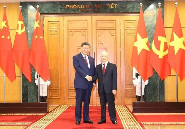 General Secretary of the Communist Party of Vietnam Central Committee Nguyen Phu Trong (R) and General Secretary of the Communist Party of China Central Committee and Chinese President Xi Jinping take a picture together at their talks on December 12, 2023, as part of the latter's State visit to Vietnam. (Photo: VNA)