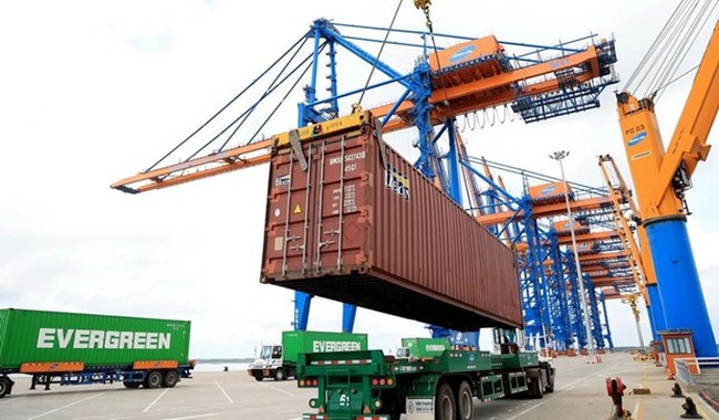 Loading containers at Cai Mep port in Ba Ria-Vung Tau province (Photo: VNA)