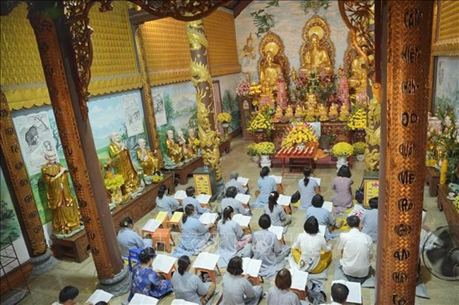 Vietnamese Buddhist followers and people in Laos pray for a peaceful nation and happy families (Photo: VNA)