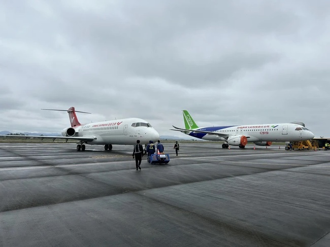 C919 and ARJ21 aircraft land at Van Don international airport (Photo: VNA)
