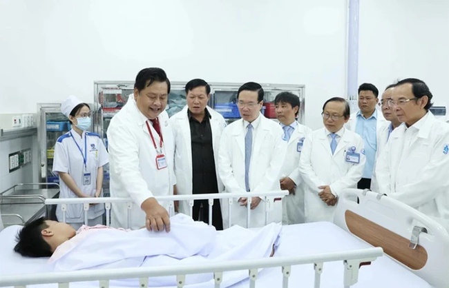 President Vo Van Thuong visits a child patient at the Children’s Hospital 1 in Ho Chi Minh City. (Photo: VNA)
