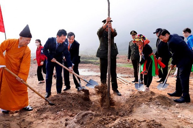 Delegates plant a tree at the ceremony. (Photo: daibieunhandan.vn)