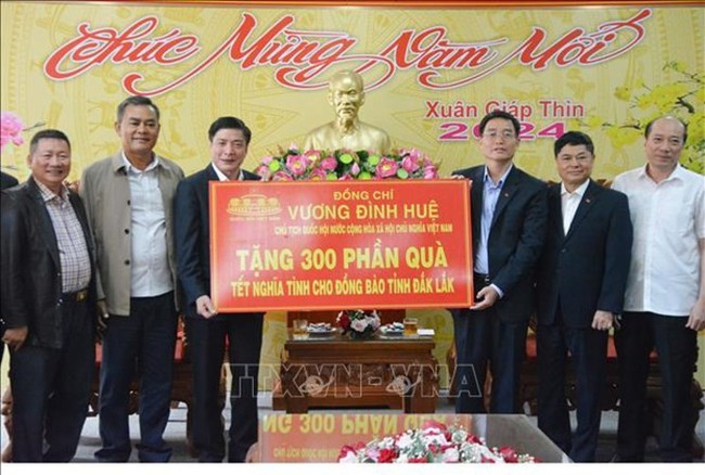 NA Secretary General and Chairman of the NA Office Bui Van Cuong presents 300 gift packages from NA Chairman Vuong Dinh Hue to people of ethnic groups in the Central Highlands province of Dak Lak (Photo: VNA)