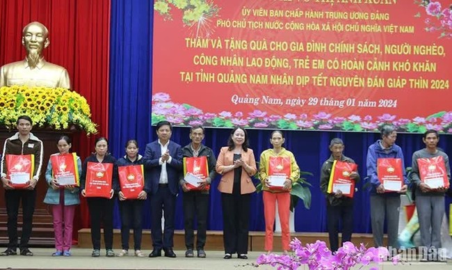 Vice President Vo Thi Anh Xuan pays pre-Tet visit and presents Tet gifts in Quang Nam province.