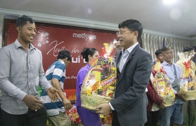 Metfone General Director Cao Manh Duc presents Tet gifts to people of Vietnamese origin in Cambodia.