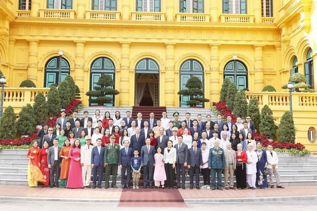 President Vo Van Thuong and 50 delegates representing over 2,000 persons featured in “Viec tu te” (Good deeds) TV show (Photo: VNA)