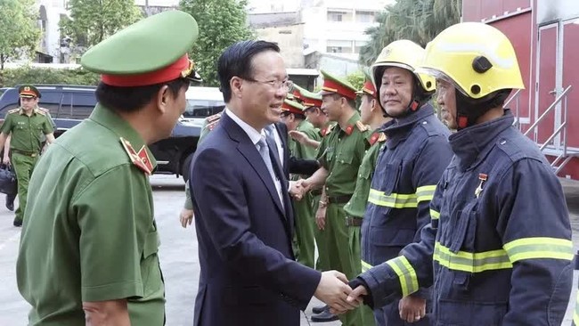 President Vo Van Thuong visits the fire prevention and fighting, and rescue force. (Photo: VNA)