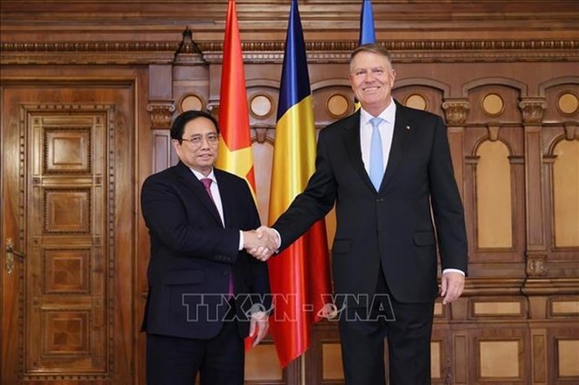 Prime Minister Pham Minh Chinh (L) and Romanian President Klaus Iohannis. (Photo: VNA)