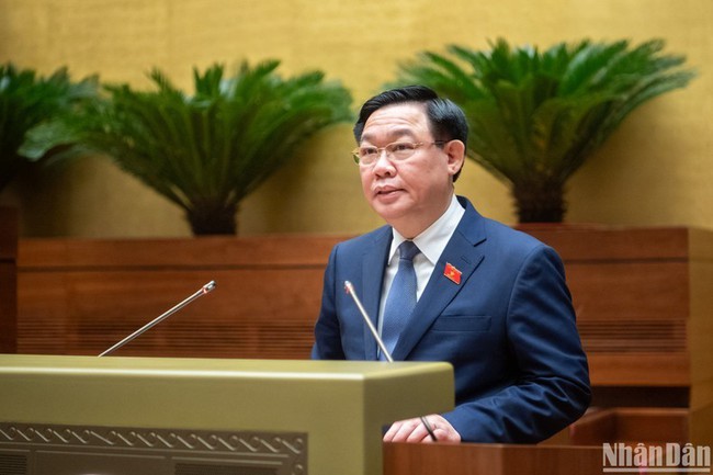 NA Chairman Vuong Dinh Hue delivers a closing speech at the event (Photo: NDO)