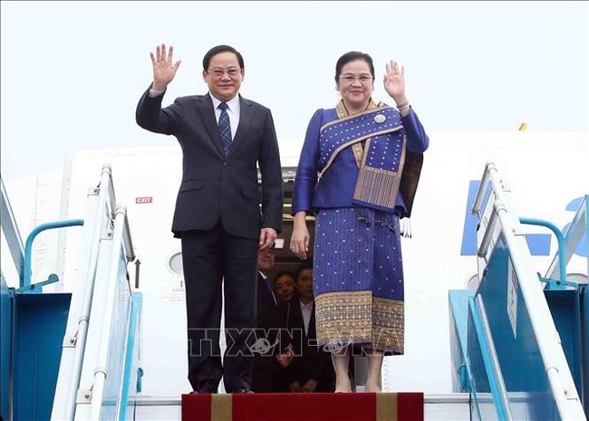 Lao Prime Minister Sonexay Siphandone and his spouse arrives in Hanoi-based Noi Bai Intnerational Airport on January 6 (Photo: VNA)