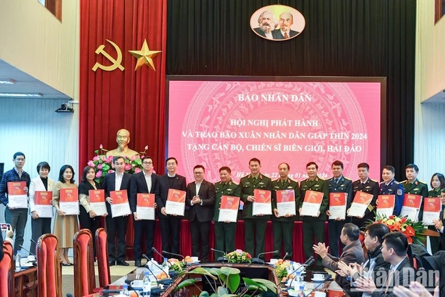 Tet issue presented to representatives of units. (Photo: NDO)
