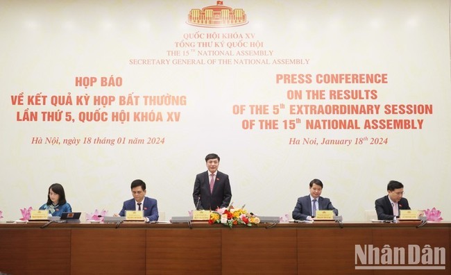 NA General Secretary and Chairman of the NA Office Bui Van Cuong (standing) speaks at the press conference (Photo: NDO)