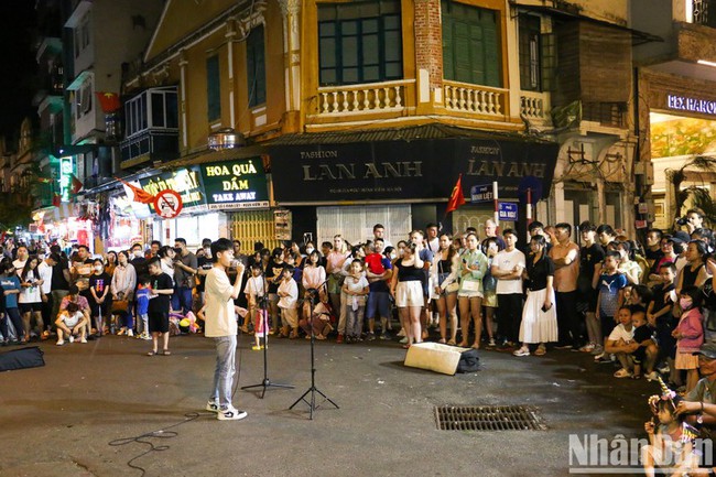 A music performance at the Hoan Kiem pedestrian space. (Photo: NDO/Nhat Quang)