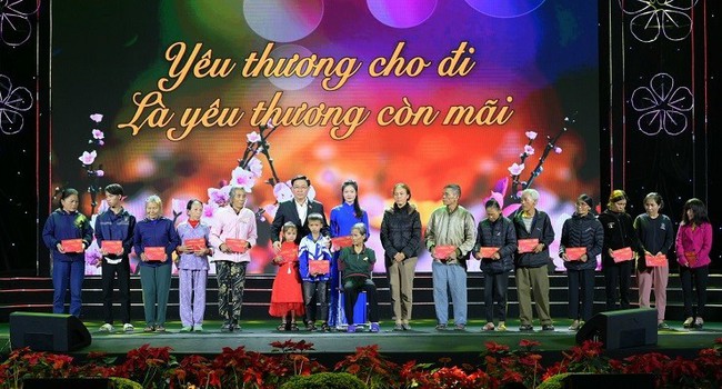 National Assembly Chairman Vuong Dinh Hue presents gifts to the poor in Nghe An Province.