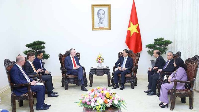 Deputy Prime Minister Tran Luu Quang receives Chairman of the Committee on International Trade (INTA) at the European Parliament Bernd Lange in Hanoi on January 18. (Photo: VNA)