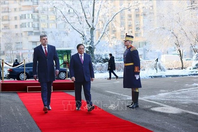 Romanian Prime Minister Ion-Marcel Ciolacu (left) and Vietnamese Prime Minister Pham Minh Chinh at the welcome ceremony for the latter. (Photo: VNA)