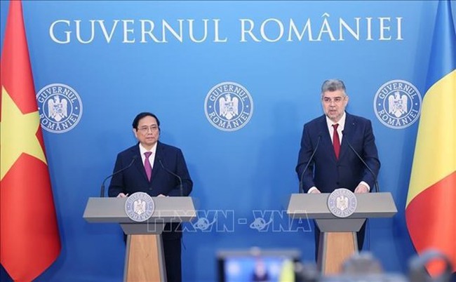 PM Pham Minh Chinh (left) and his Romanian counterpart Ion-Marcel Ciolacu at the joint press conference. (Photo: VNA)