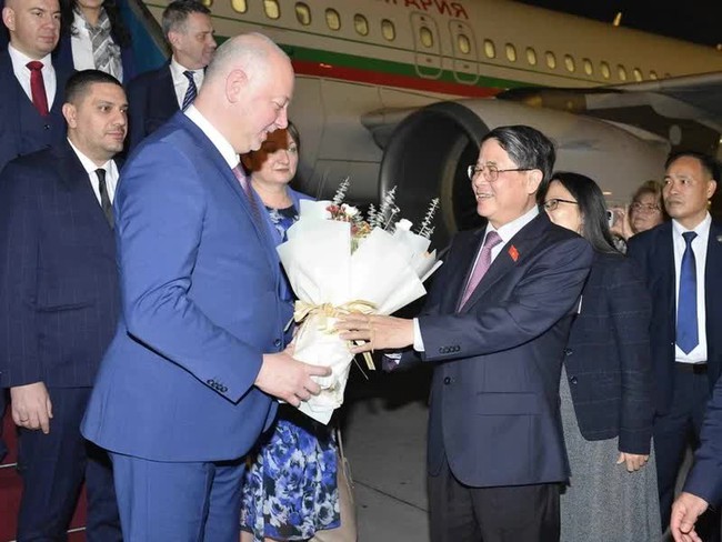 Speaker of the National Assembly of Bulgaria Rosen Dimitrov Jeliazkov is welcomed at the airport by NA Vice Chairman Nguyen Duc Hai.