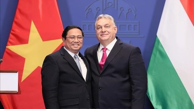 Prime Minister Pham Minh Chinh and his Hungarian counterpart Viktor Orbán at a press conference after their talks on January 18 (local time). (Photo: VNA)