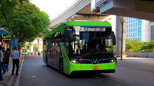 An electric bus in Hanoi. (Photo: NDO)