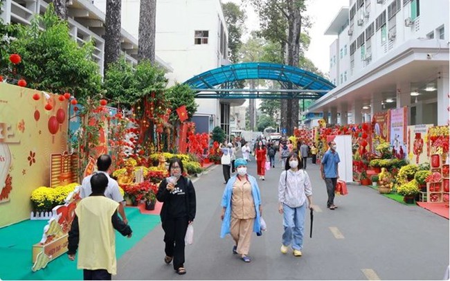 Cho Ray Hospital decorated with flowers. (Photo: VNA)