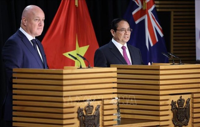 Vietnamese PM Pham Minh Chinh (R) and his New Zealand counterpart PM Christopher Luxon co-chair the press conference in Wellington on March 11. (Photo: VNA)