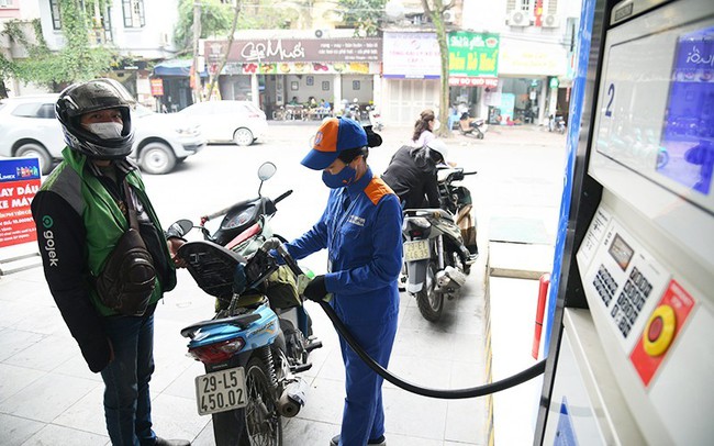 Petrol prices drop by over 300 VND per litre. (Photo: NDO/Thanh Dat)
