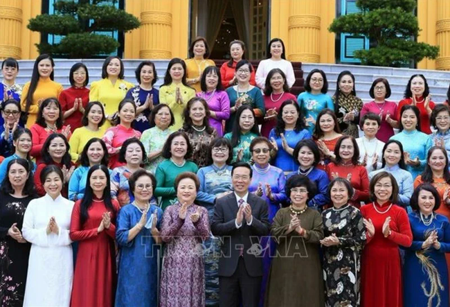 President Vo Van Thuong takes souvenir photos with outstanding businesswomen.