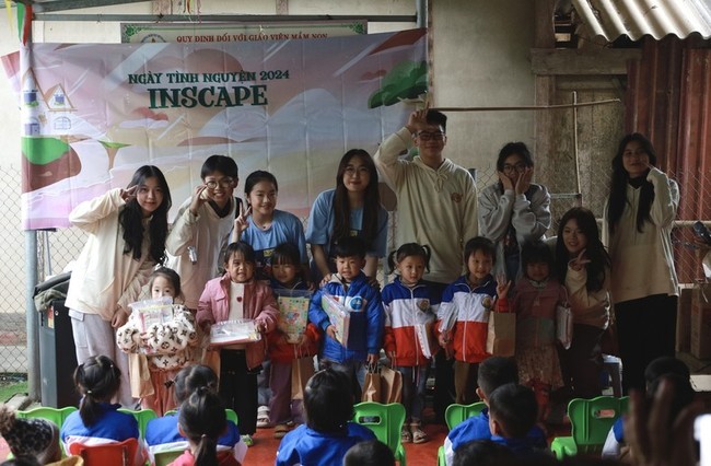 Members of the Stripped Project present gifts to disadvantaged children in Tuyen Quang Province.