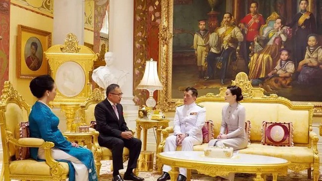 Thai King Maha Vajiralongkorn and Queen Suthida host a reception for outgoing Vietnamese Ambassador to Thailand Phan Chi Thanh and his spouse. (Photo: VNA)